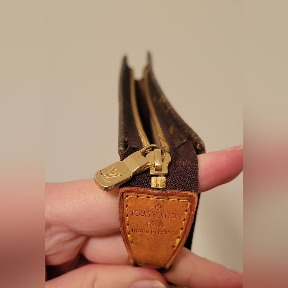 Louis Vuitton Monogram Clutch with Gold Chain. - Picture 10 of 14